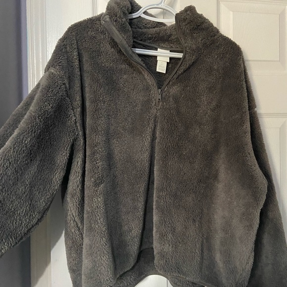 Sweaters for 10$ each or 20$ for both - Picture 2 of 2